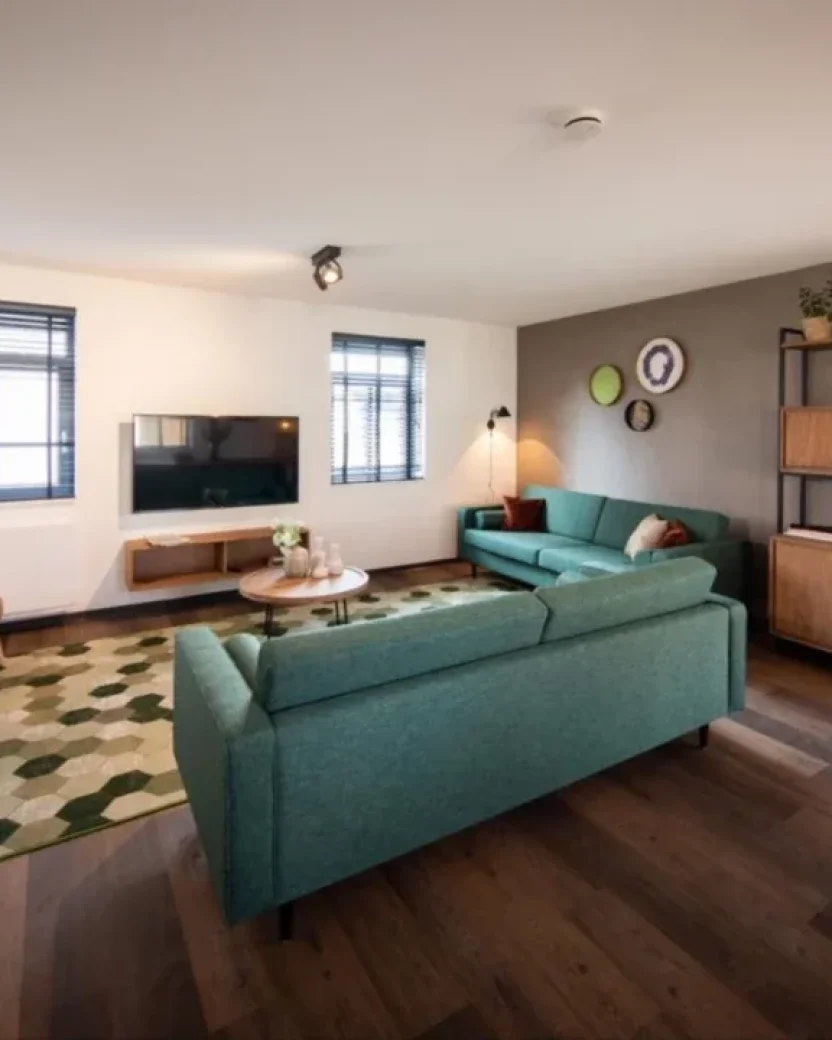 Ruime woonkamer van de accomodatie.