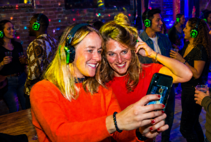 Twee reisgenoten maken een selfie tijdens de silent disco.