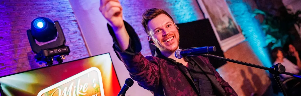 Mike achter de piano tijdens een feest.