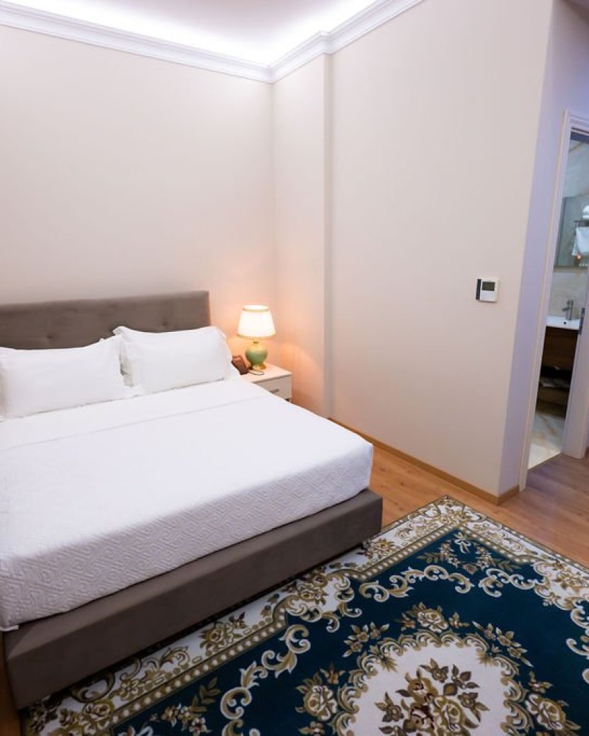 Hotelkamer met tweepersoonsbed en eigen badkamer.