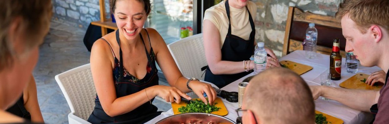 Reisgenoten koken samen tijdens een kookworkshop met verse ingrediënten.