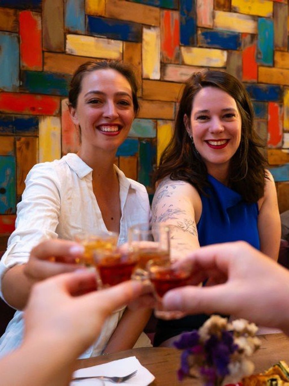 Reisgenoten proosten samen met een drankje tijdens een gezamenlijke avond.