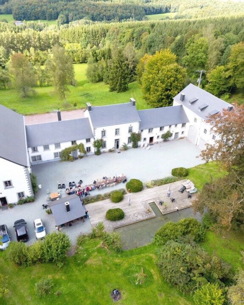 Domaine des Officiers in Vielsalm, omringd door groen en de heuvels van de Ardennen.