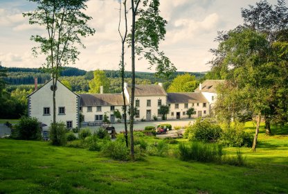 Domaine des Officiers in Vielsalm, omringd door groen en de heuvels van de Ardennen.