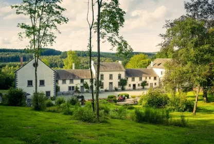 Domaine des Officiers in Vielsalm, omringd door groen en de heuvels van de Ardennen.