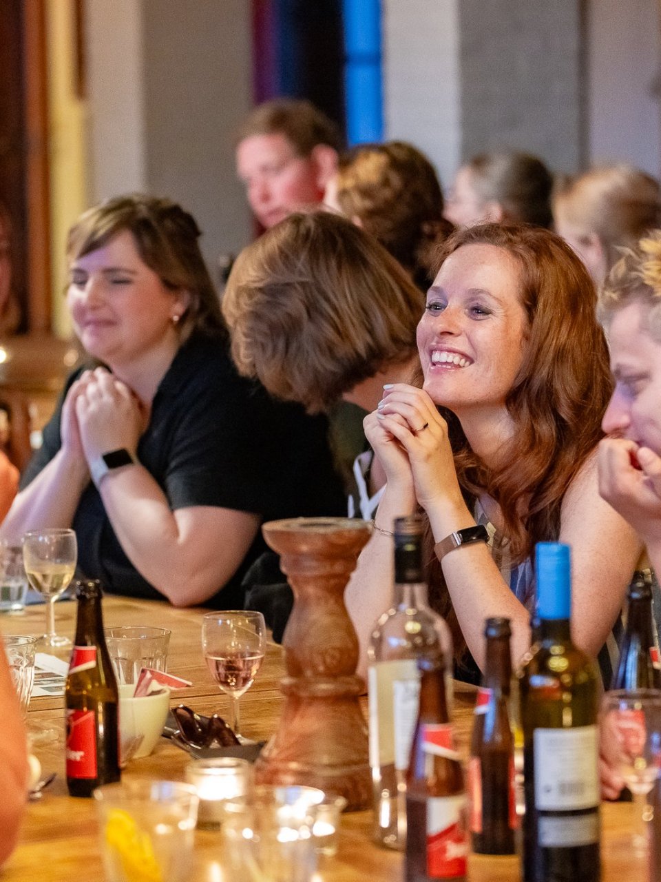 Reisgenoten zitten samen aan tafel en praten met elkaar tijdens het diner.