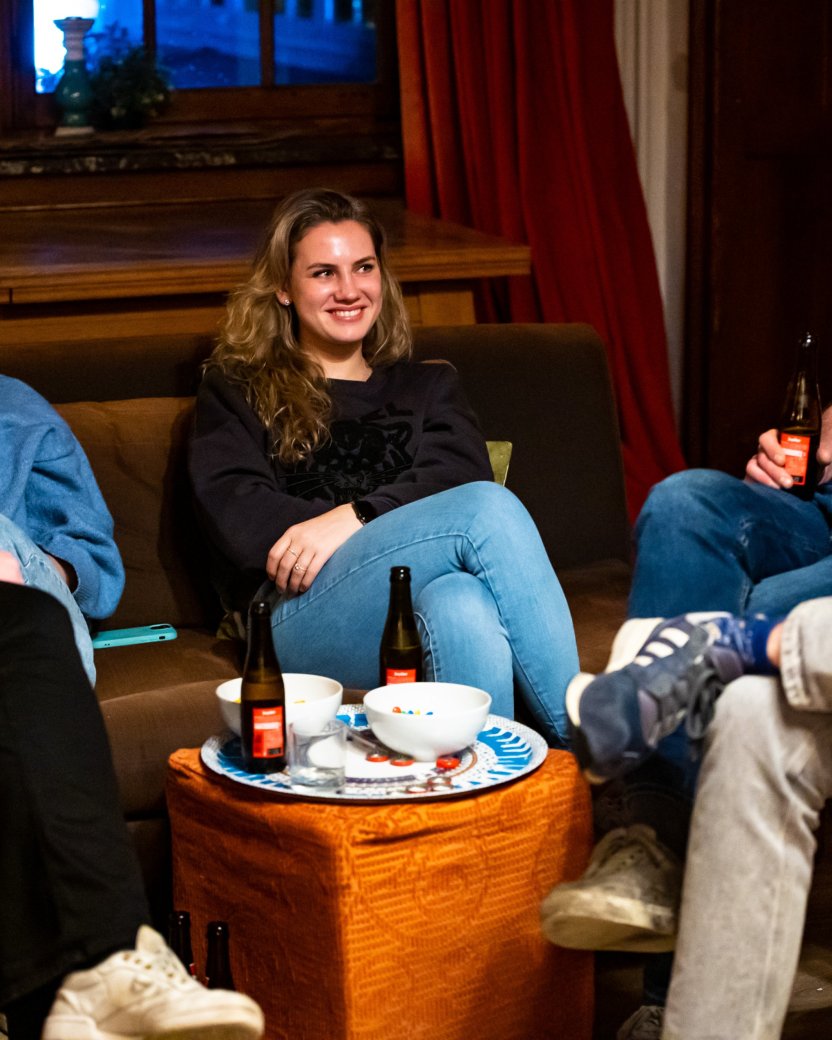 Reisgenoten zitten samen binnen met een drankje en leren elkaar kennen.