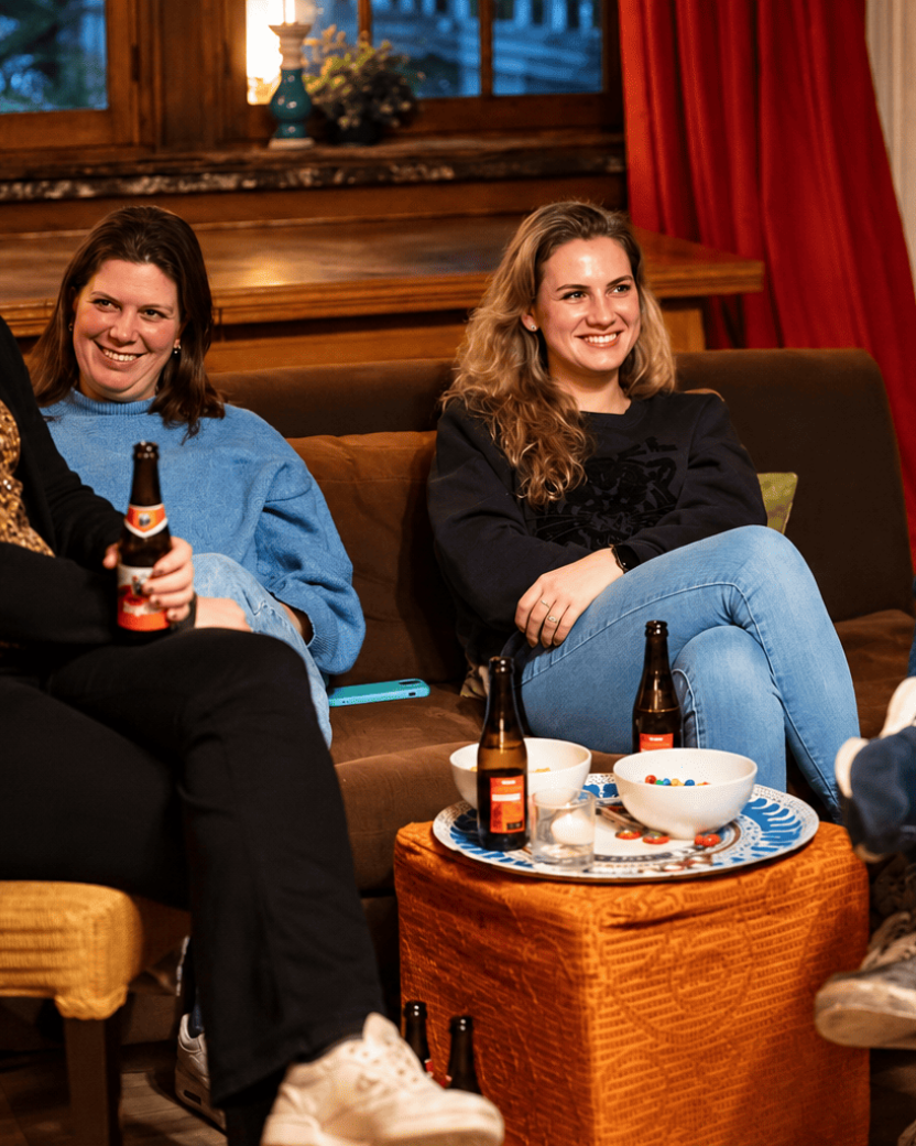 Reisgenoten zitten bij elkaar met de borrel.
