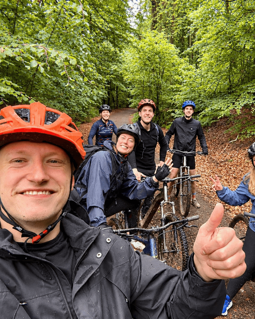Vrolijke mountainbikers in het bos.