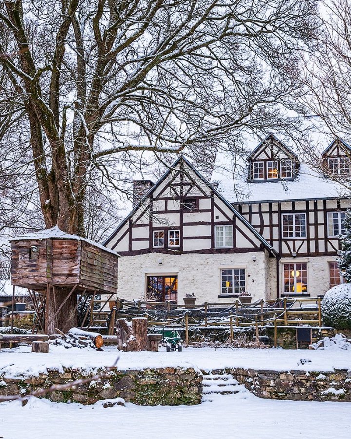 Besneeuwde accommodatie in het bos in de Ardennen.