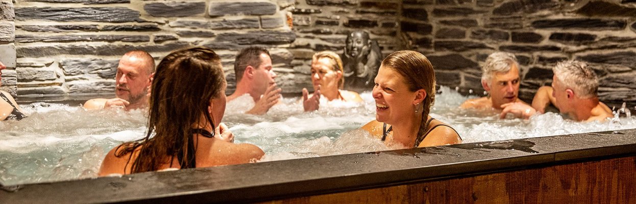 Reisgenoten ontspannen samen in de jacuzzi van de wellness.