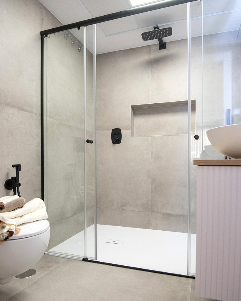 Moderne badkamer met toilet, wastafel en douche.