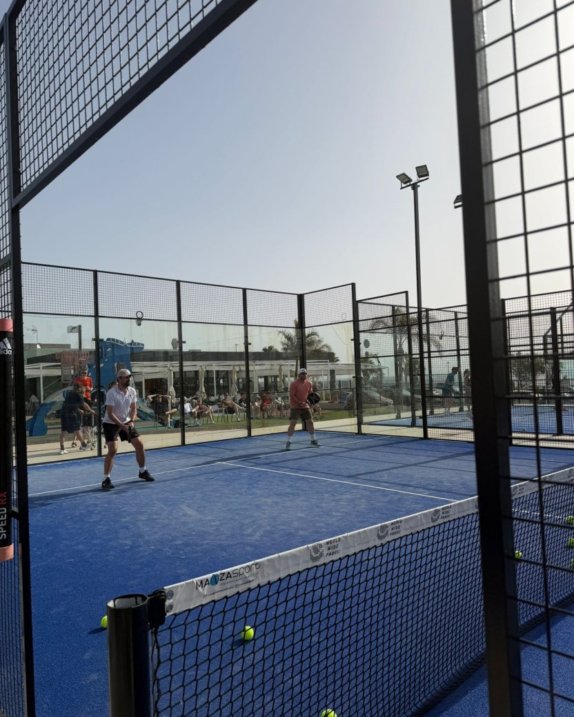 Padellers in actie buiten op de padelbaan.