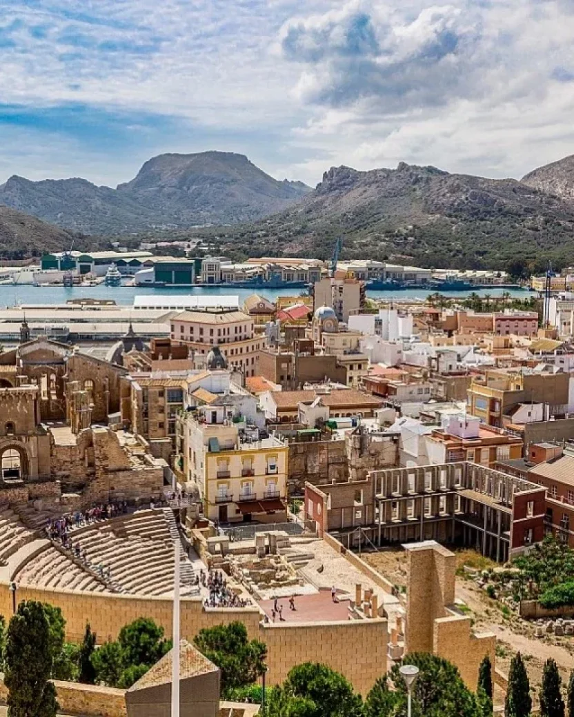 Uitzicht over het historische gedeelte van Cartagena met bergen op het achtergrond.