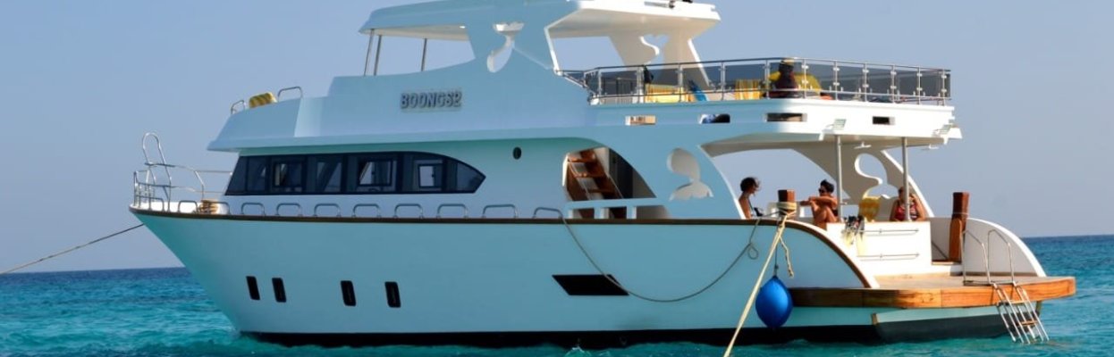 Boot voor een dagtocht op de Rode Zee met helderblauw water.