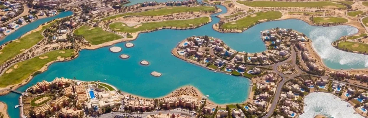 Luchtfoto van El Gouna met lagunes, eilanden en resorts aan de Rode Zee.