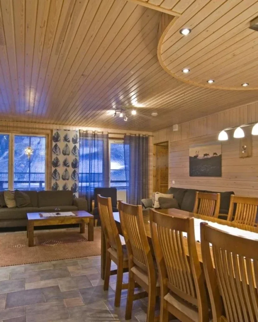 Knusse woonkamer met zithoek en eettafel.