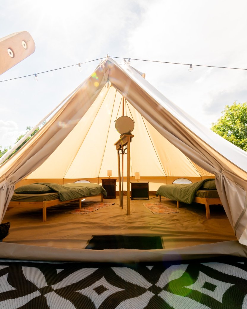 Ruime glampingtent met twee losse bedden.