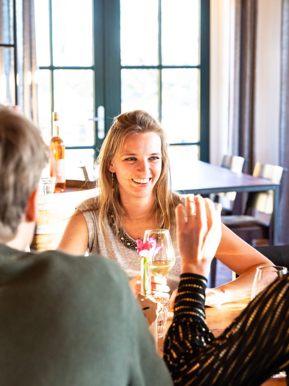 Reisgenoten zitten samen aan tafel en zijn met elkaar in gesprek tijdens het diner.