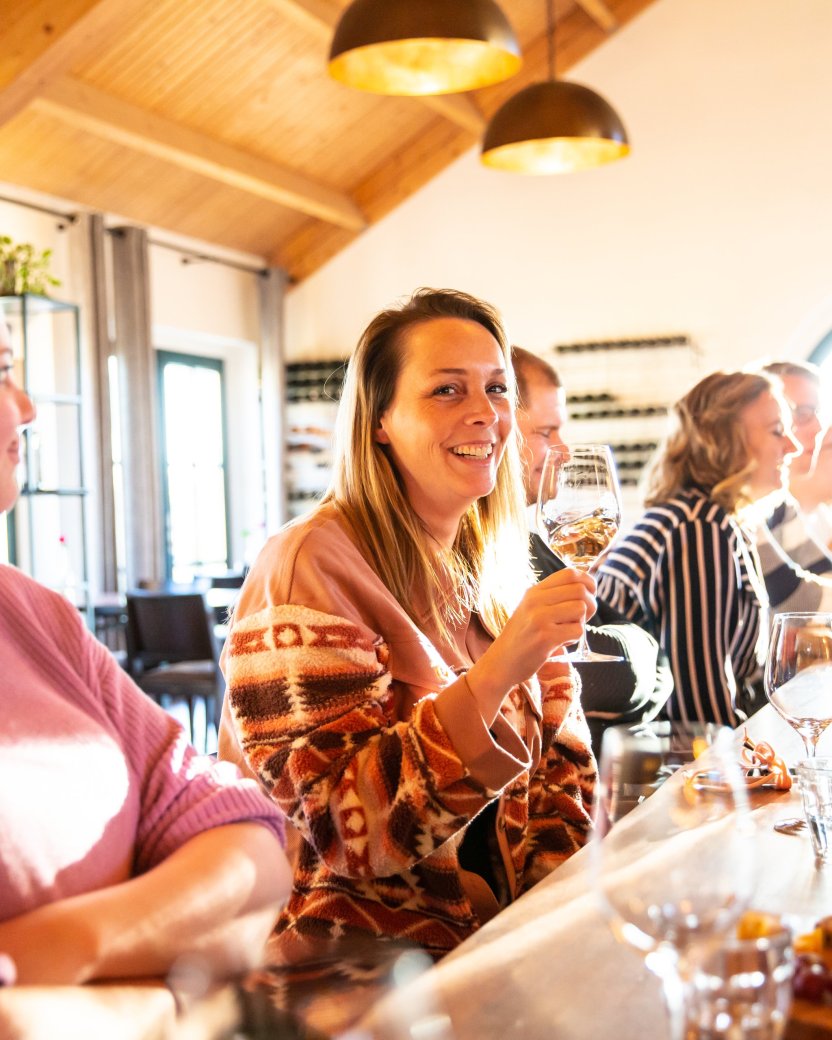 Reisgenoten dineren aan een lange tafel.
