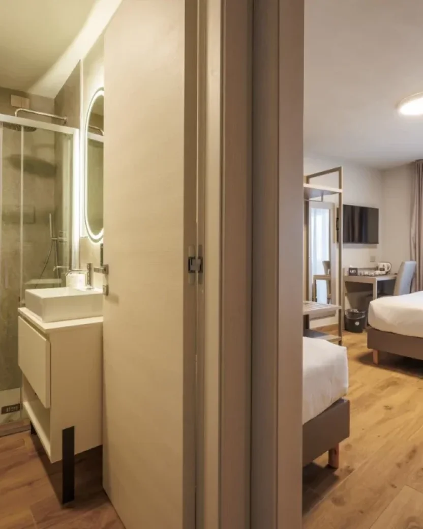 Ruime moderne slaapkamer met badkamer.