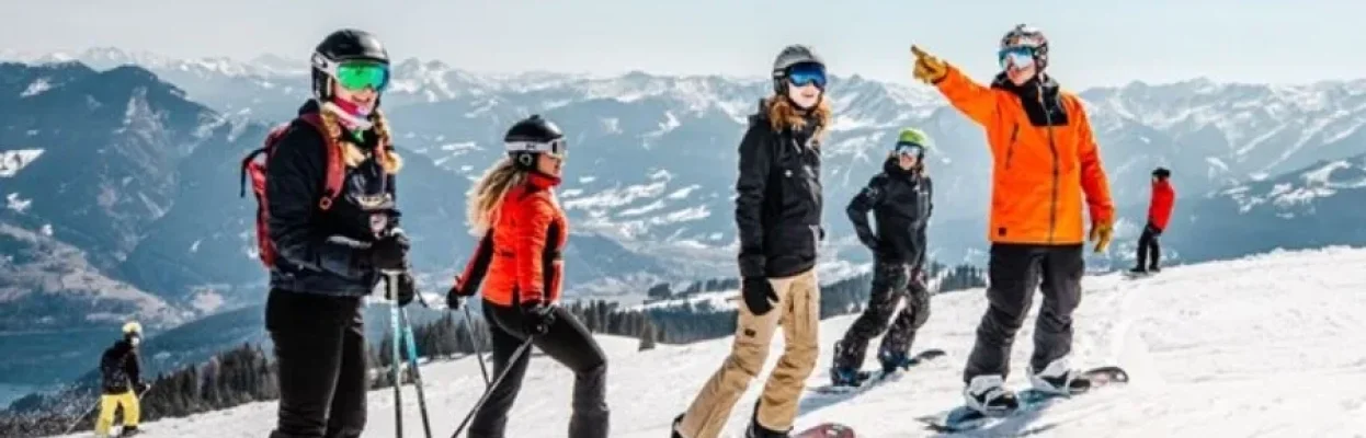 Wintersporters overleggen samen op de piste terwijl één van hen een route aanwijst.