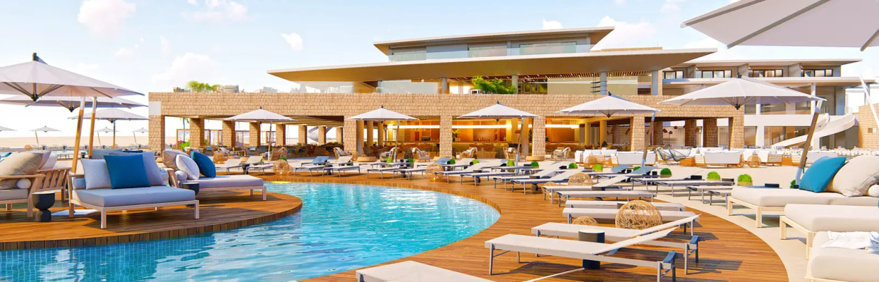 Luxe resort met zwembad, ligbedden en ruime terrassen in de zon.