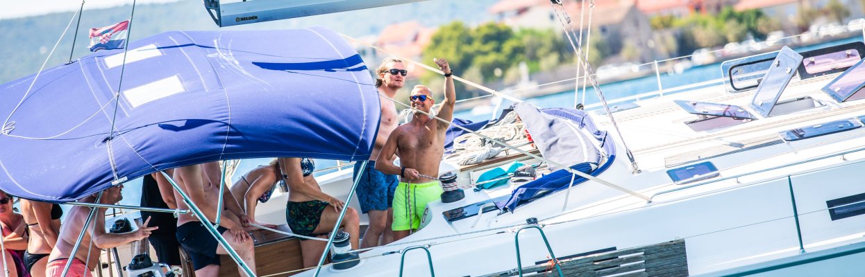 Reisgenoten helpen zeilen terwijl de boot vaart.