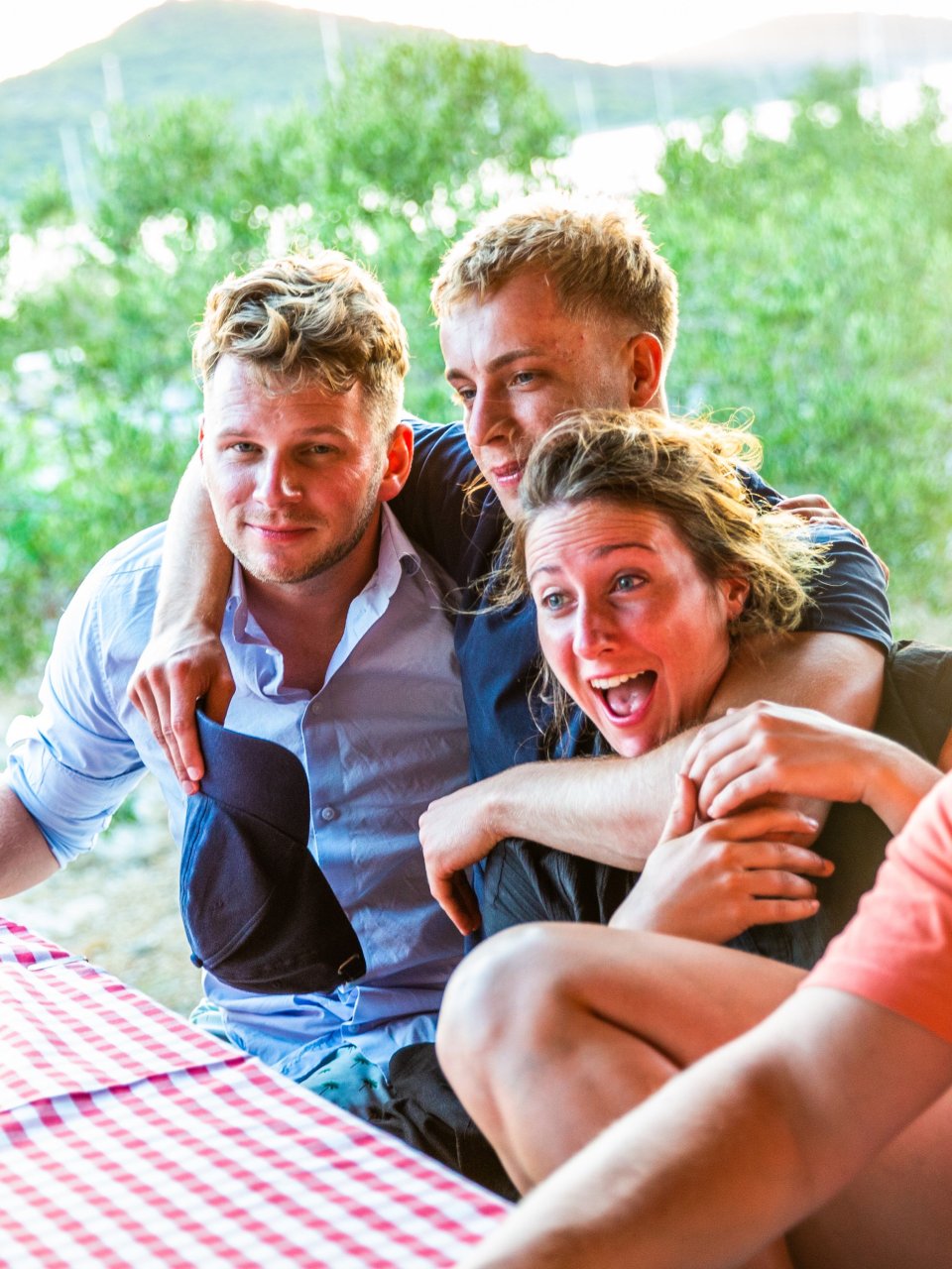 Reisgenoten ontspannen samen aan tafel.