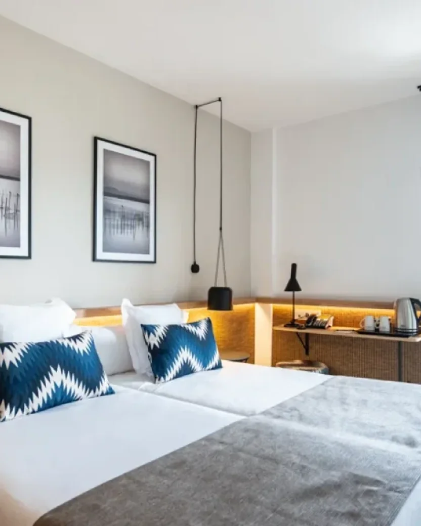 Moderne slaapkamer met twee slaapplekken en balkon.