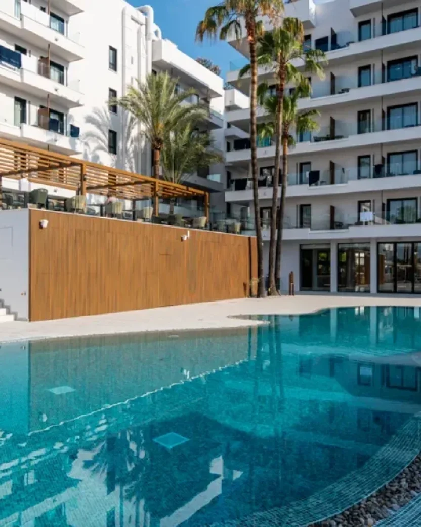 Modern hotel met groot buiten zwembad en terras.