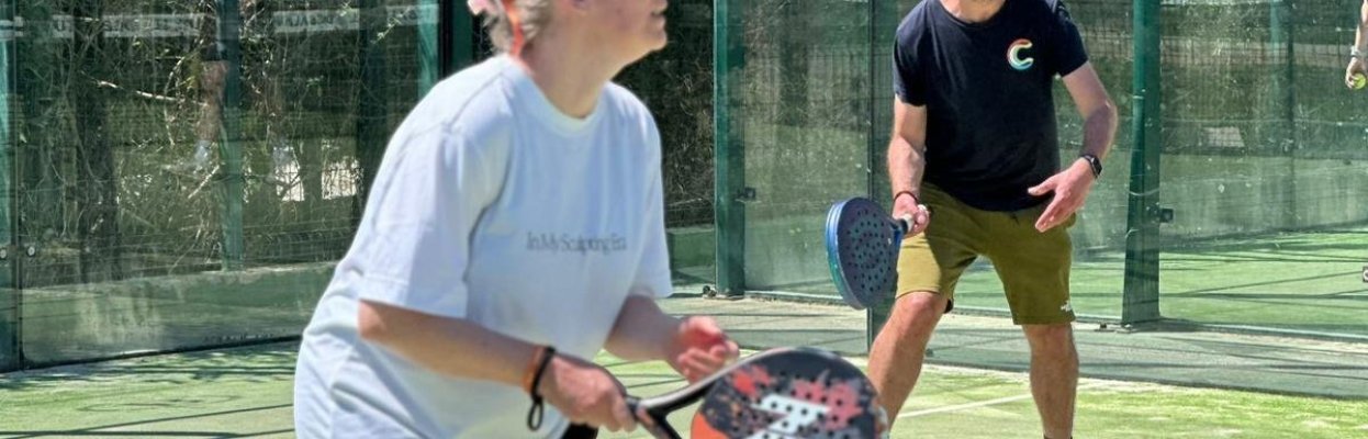 Padellers in actie op de padelbaan.