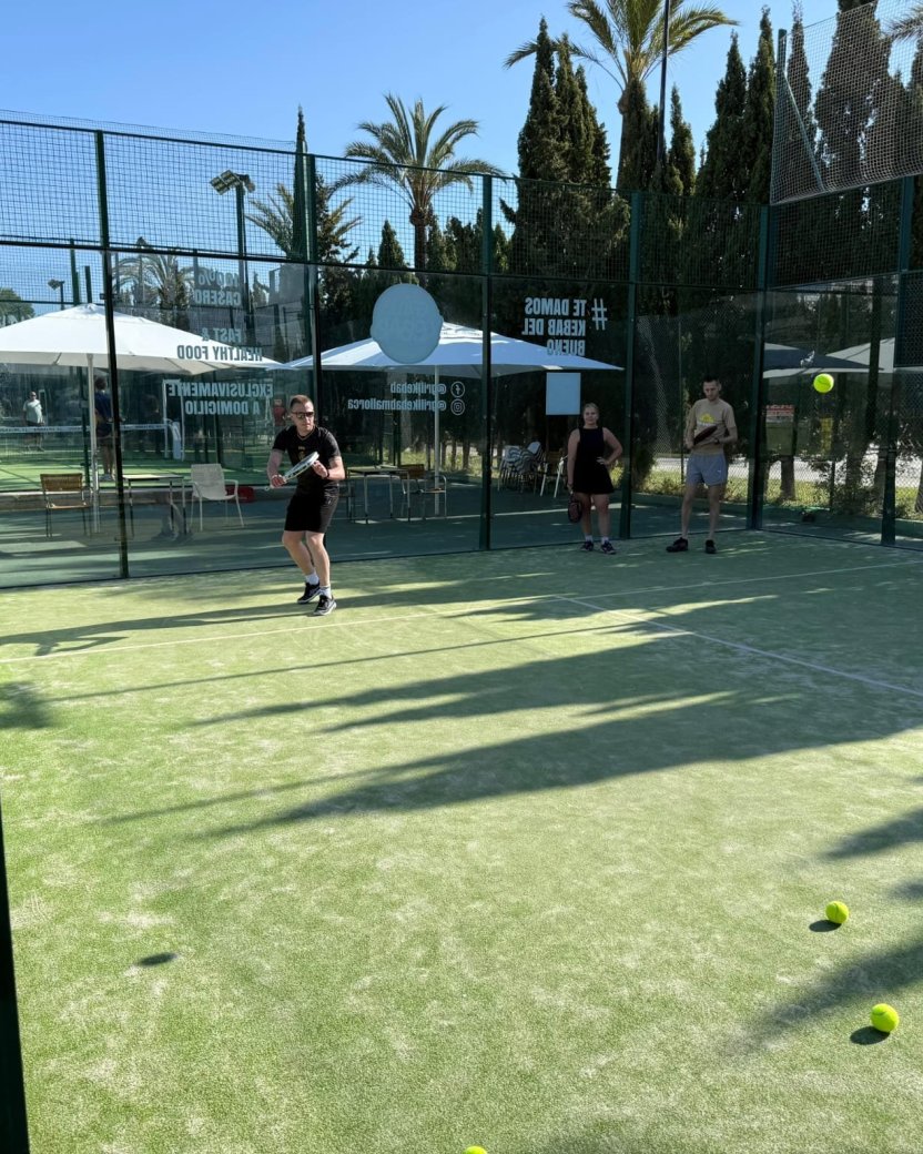 Padellers in actie op de padelbaan.