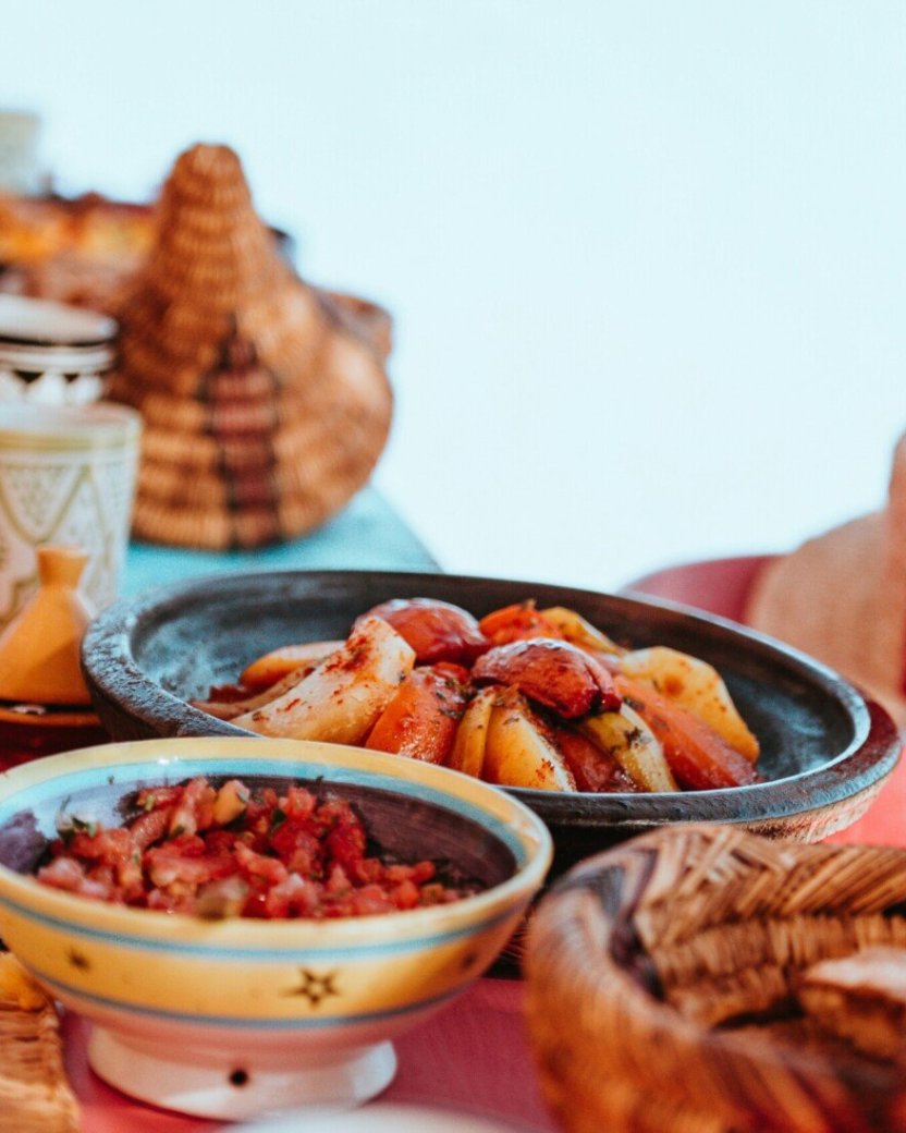 Eten uit de tajine in marokko.