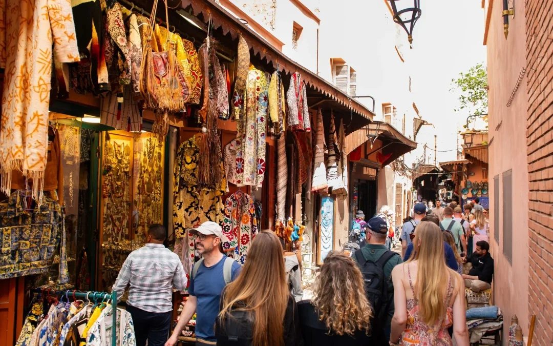 Groep reisgenoten lopen door de souks in Marokko.