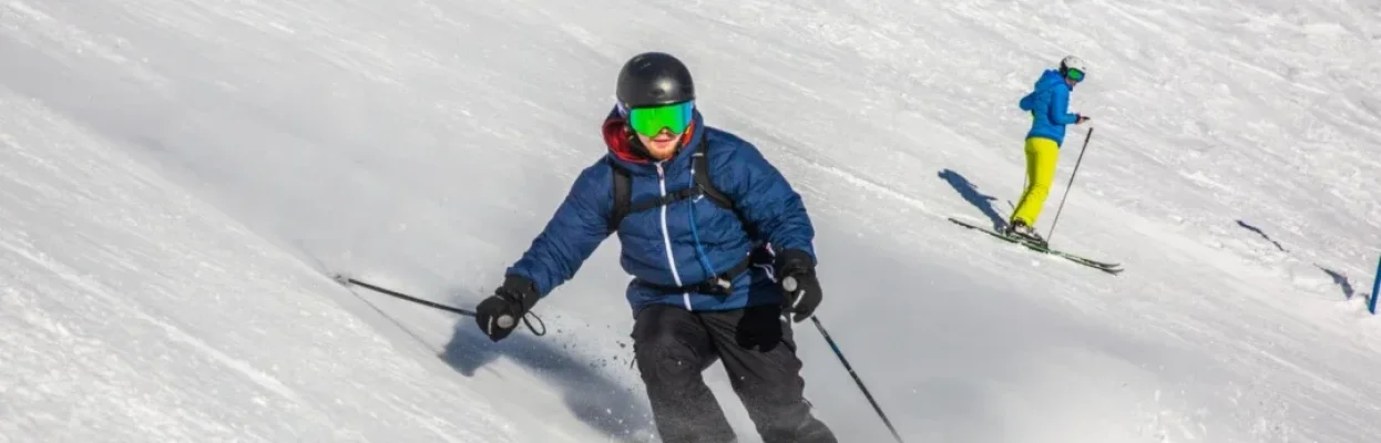 Skiër op de piste.