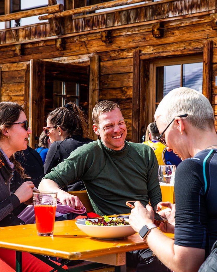 Lunch in de zon op het terras aan de piste.