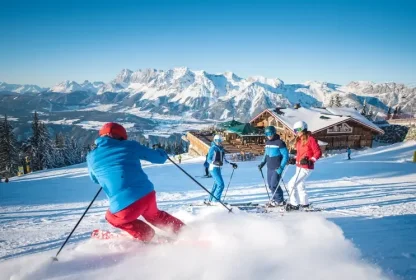 Wintersporters poseren op de piste voor de foto.