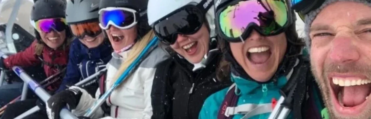 Wintersporters lachen voor de selfie in de skilift.