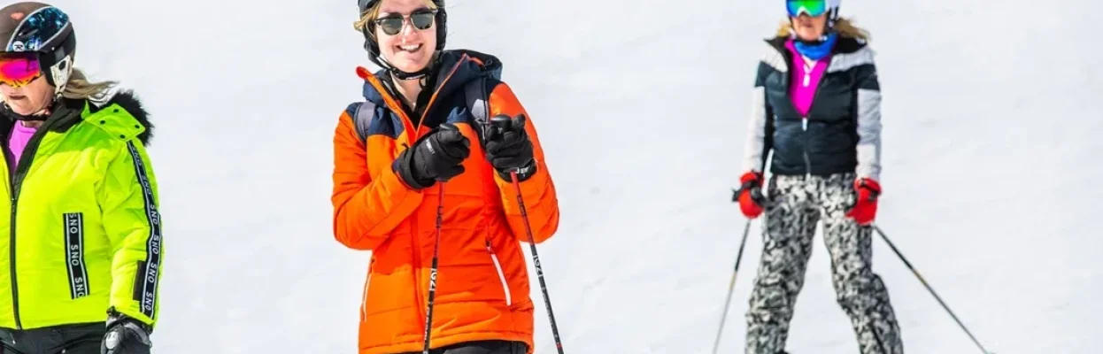 Skiërs op de zonnige piste.
