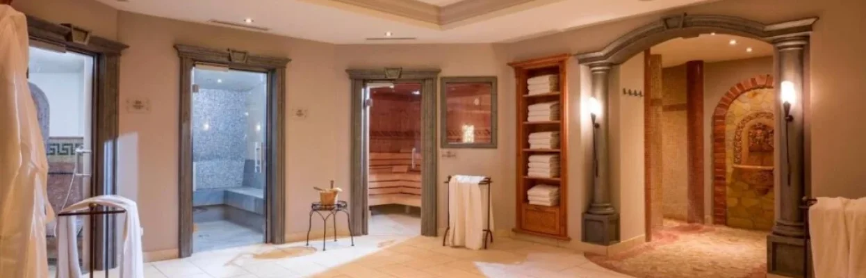 Wellnessruimte met sauna en relaxgedeelte in het wintersporthotel.