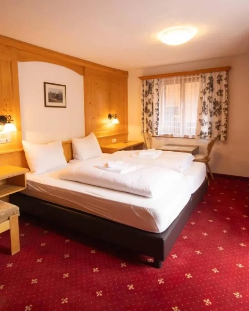 Ruime slaapkamer met twee aparte bedden.