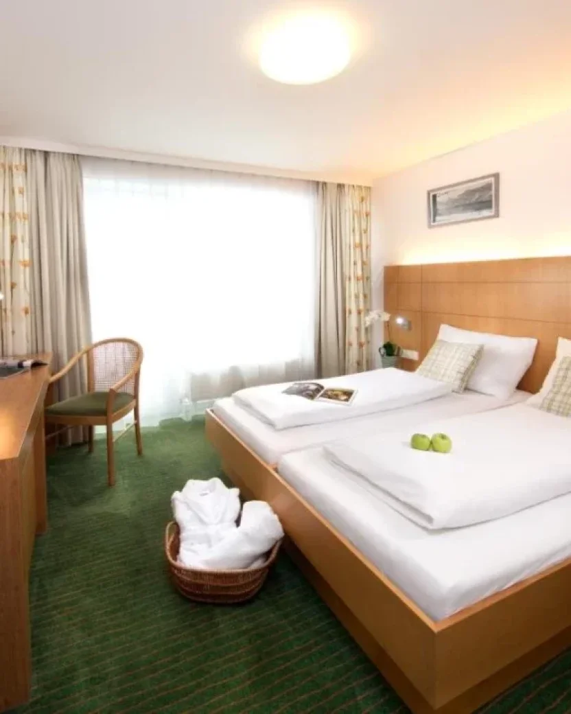Ruime slaapkamer met zithoek.