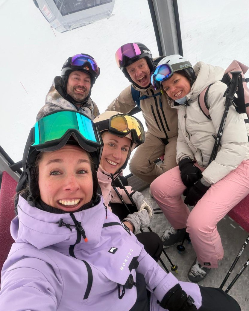 Wintersporters maken een selfie in de skilift.