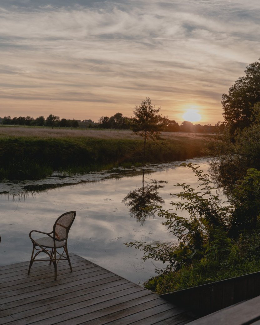 Terras aan het water met uitzicht op de natuur.