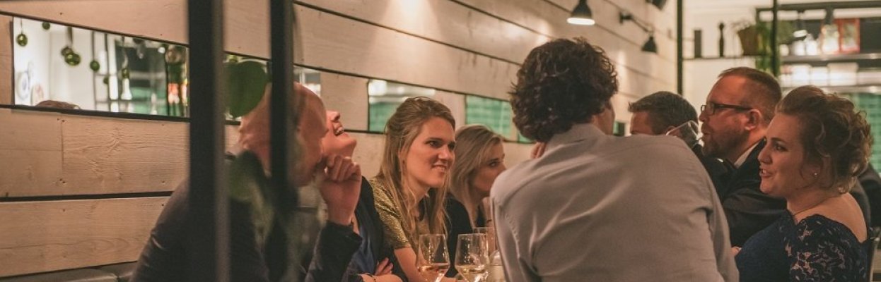Reisgenoten dineren samen aan tafel.