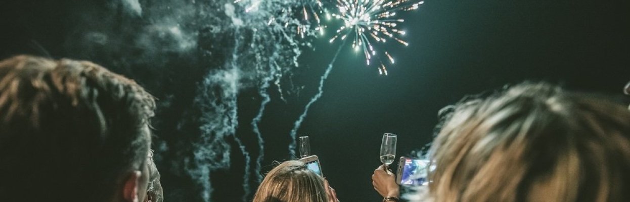 Reisgenoten kijken buiten naar het vuurwerk.