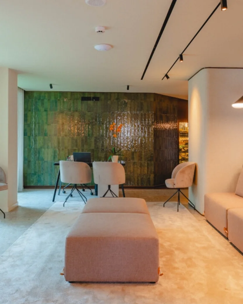 Moderne lichte hotel lounge met banken.
