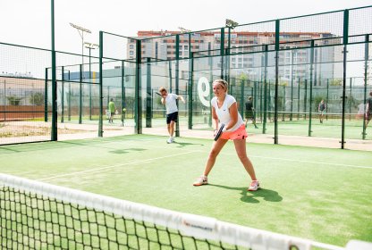 Padellers in actie buiten op de padelbaan.