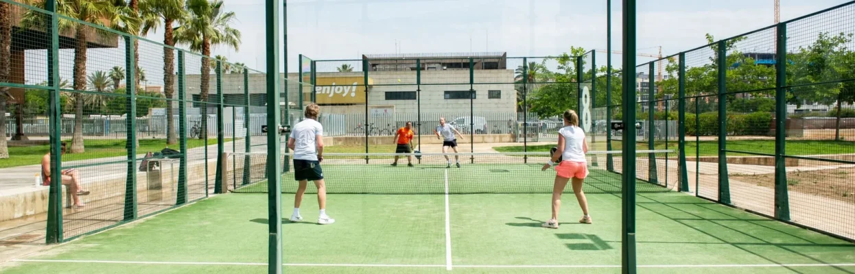 Padellers in actie buiten op de padelbaan.